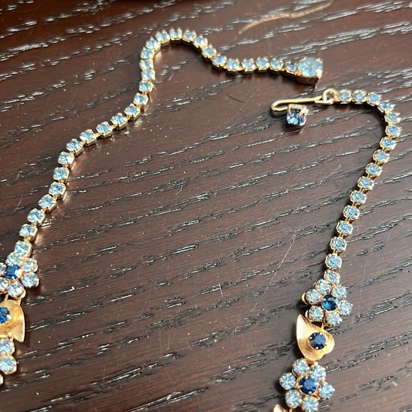 Stunning Vintage Floral Necklace W/Blue Crystal Embellished Flowers/ Goldtone - Picture 7 of 13